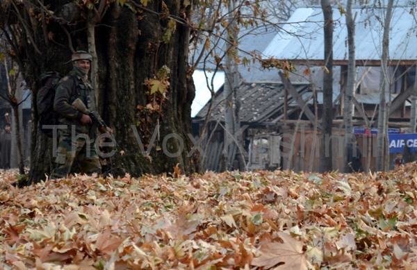 Army-jawans-takes-position-during-Encounter-rajpora-rajwar-handwara-PHOTO-BY-AABID-NABI-6.jpeg