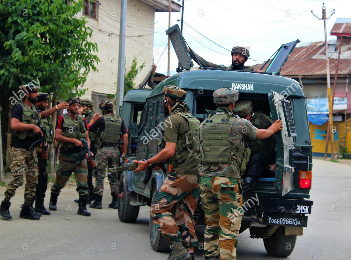 army-man-with-automatic-rifle-sopore-town-kashmir-india-asia-M3NW26~01.jpg