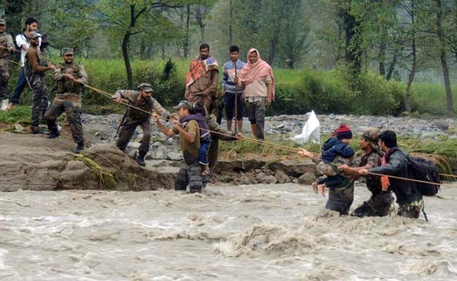 Army_helps_stranded_J&Kfloods_650_8Sept14.jpg