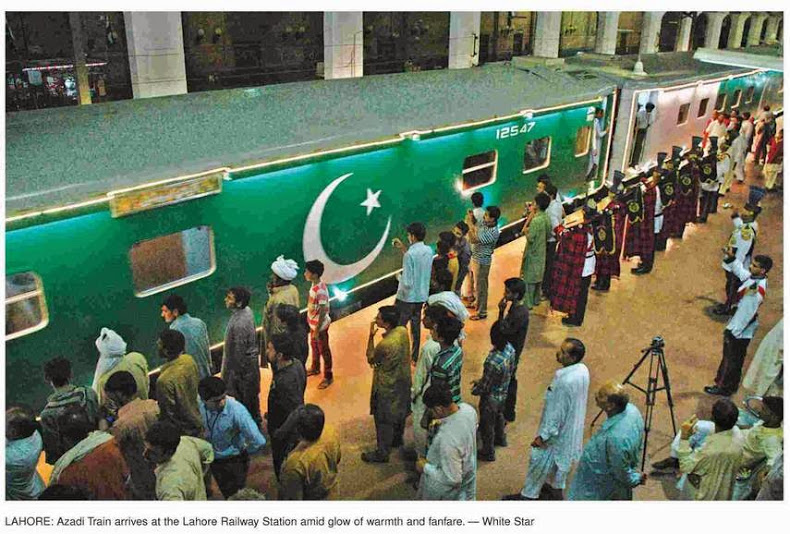 Azadi-Train-Arrives-at-lahore-railway-station-amid-glow-of-warmth-fanfare.jpg