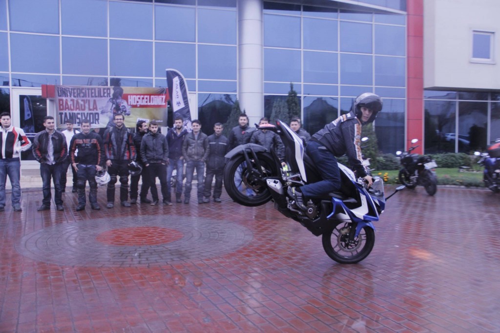 Bajaj-Pulsar-200-SS-unveiled-in-Turkey-stoppie-1024x682[1].jpg