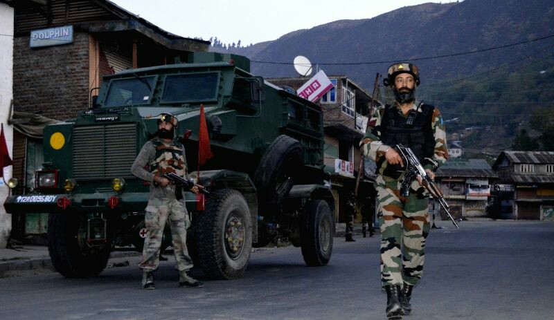 baramulla-armed-force-personnel-in-action-during-461739~01.jpg