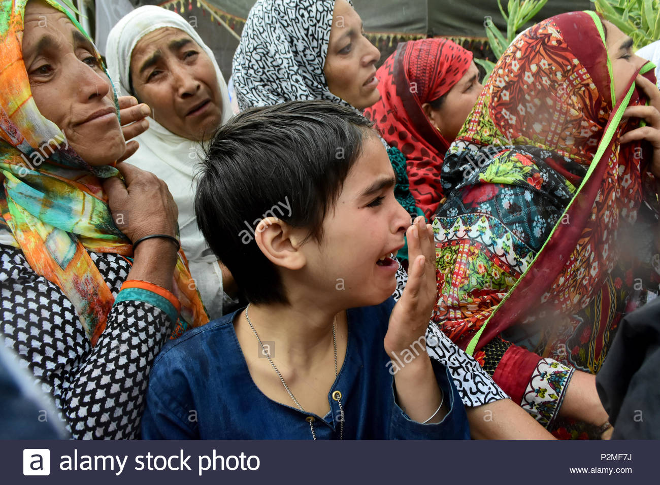 baramullah-india-15th-june-2018-women-wail-at-the-residence-of-shujaat-bukhari-slain-editor-in...jpg