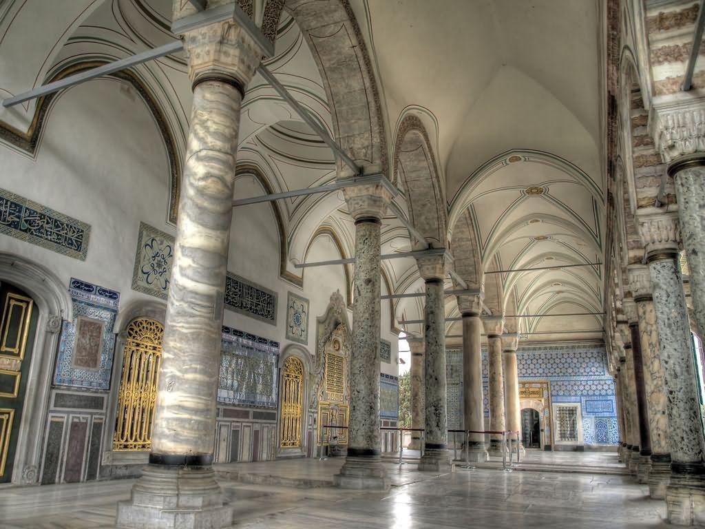 Beautiful-Coulumns-Inside-The-Topkapi-Palace-Istanbul.jpg