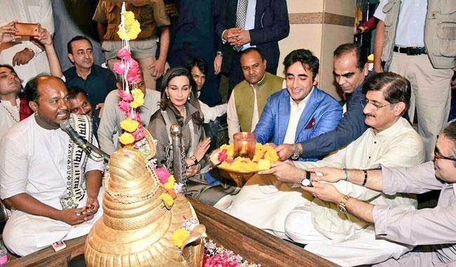 Bilawal Bhutto worships Shiva at Karachi Hindu temple on Diwali (video).jpg