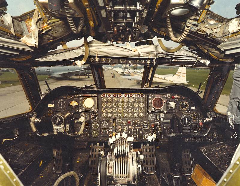 Boeing_B-52_Stratofortress_cockpit.jpg