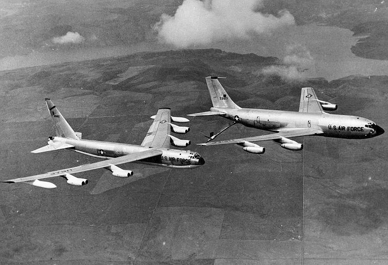 Boeing_B-52D-70-BO_(SN_56-0582)_is_refueled_by_Boeing_KC-135A-BN_(SN_55-3127)_061127-F-1234S-009.jpg