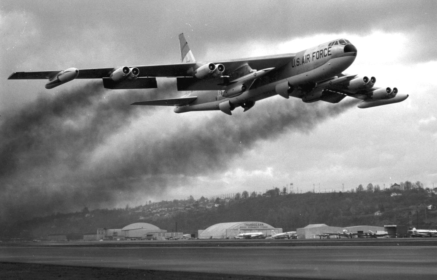 Boeing_B-52F_takeoff_with_AGM-28_Hound_Dog_missiles.jpg