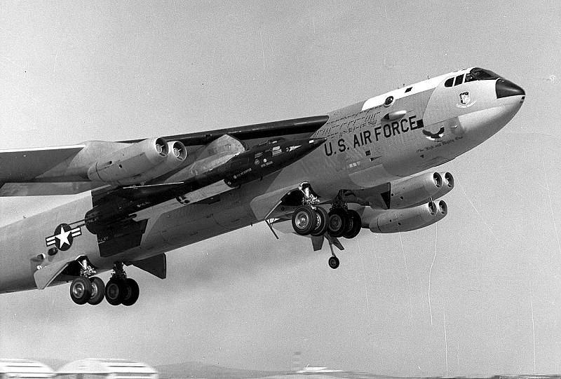 Boeing_NB-52A_carrying_X-15.jpg