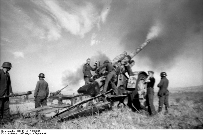 Bundesarchiv_Bild_101I-217-0496-04,_Russland-Süd,_schweres_Geschütz,_feuernd[1].jpg