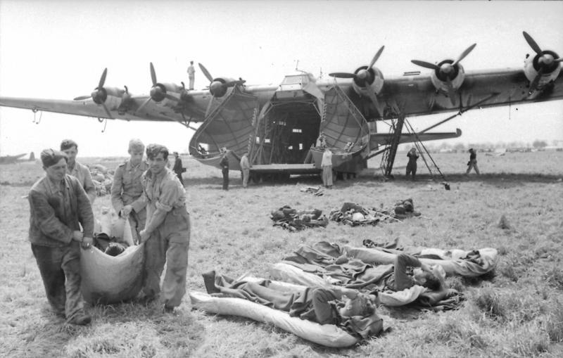 Bundesarchiv_Bild_101I-561-1142-21,_Grosseto,_Flugzeug_Me_323,_Verwundetentransport.jpg