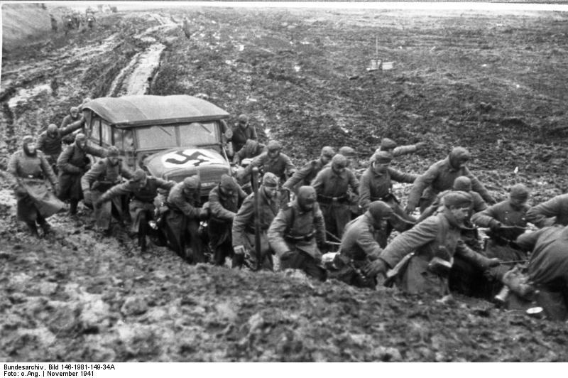 Bundesarchiv_Bild_146-1981-149-34A,_Russland,_Herausziehen_eines_Autos[1].jpg