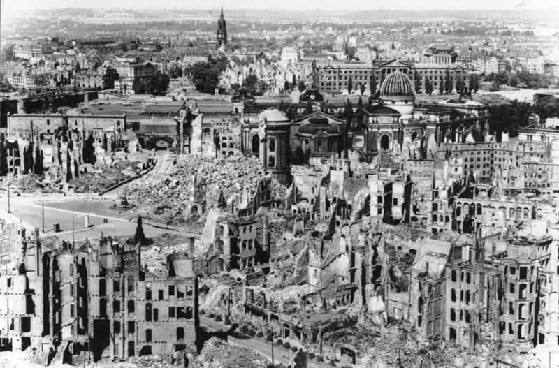 Bundesarchiv_Bild_146-1994-041-07,_Dresden,_zerstörtes_Stadtzentrum.jpg