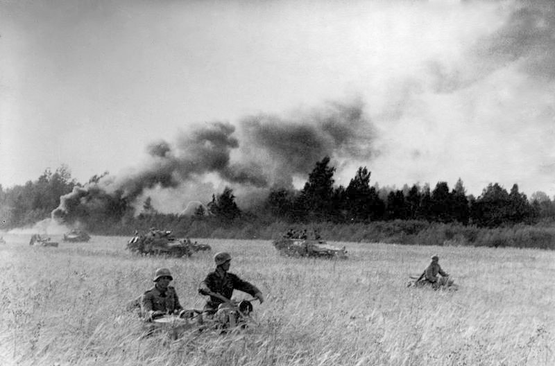 Bundesarchiv_Bild_183-J27512,_Ostfront,_Gegenstoss_der_Division_Großdeutschland[1].jpg