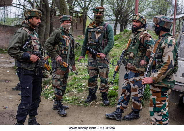 chadoora-jammu-and-kashmir-india-28th-march-2017-indian-army-troopers-hxjhw4.jpg