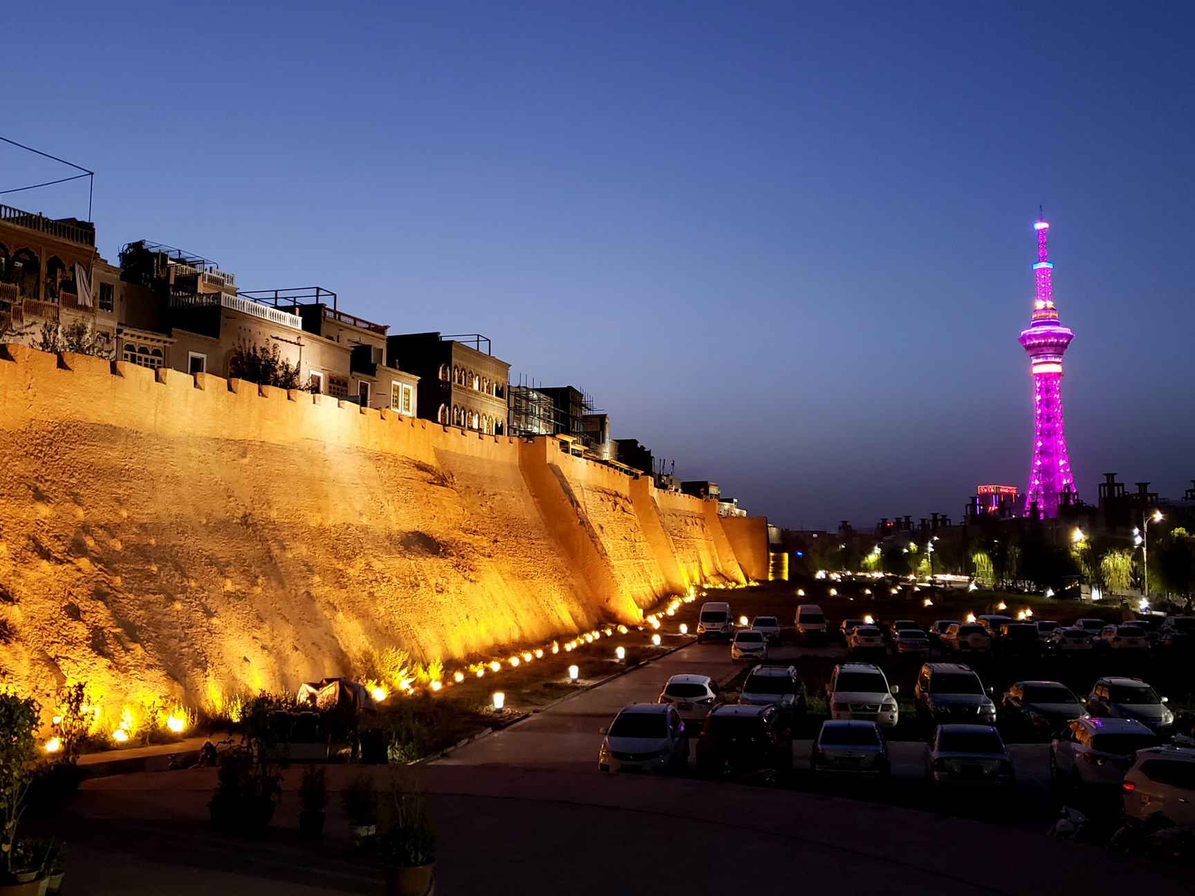 调整大小 China-Kashgar-Old-Town-Walls-And-Tower.jpg