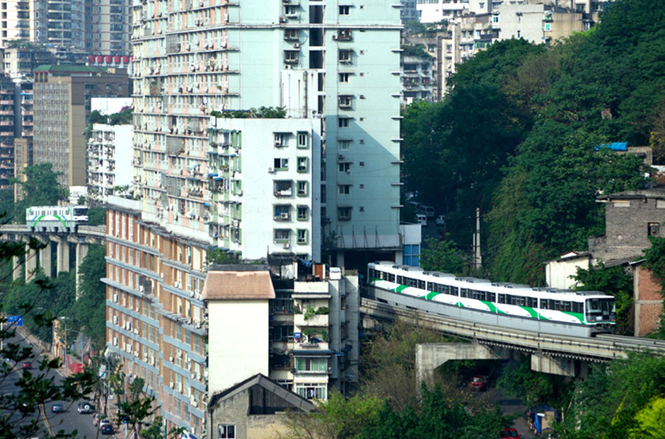 chongqing-subway-metro-goes-through-building-04.jpg