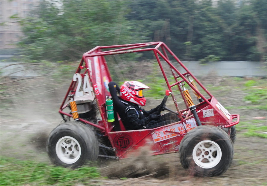 College.girl.makes.racing.car.3.jpg