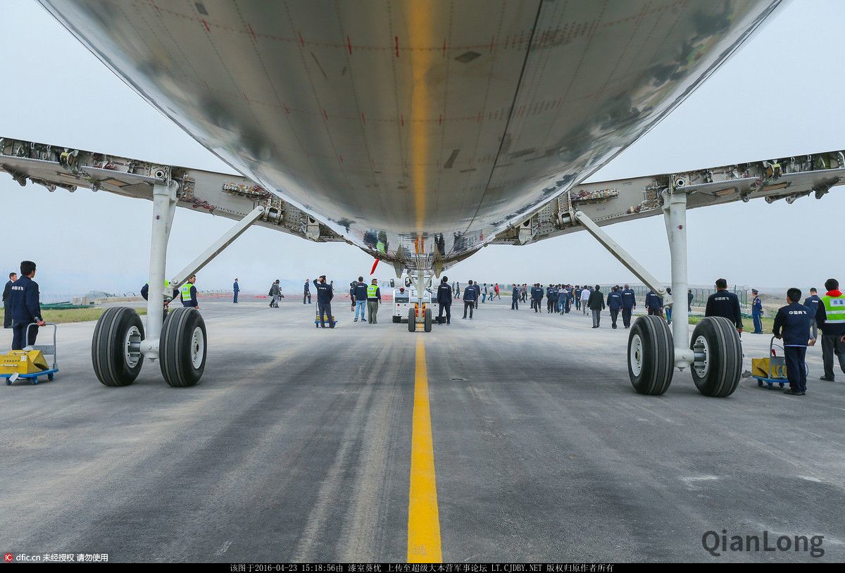 COMAC C919 - static test cell roll out - 3.jpg