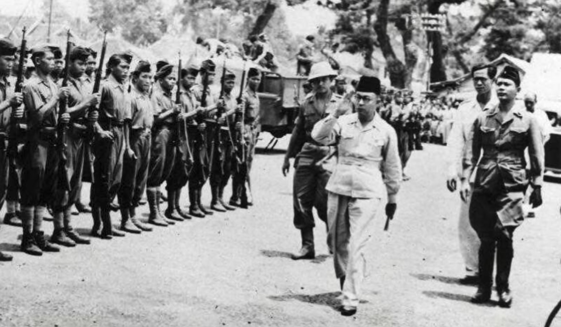 Drs, Hatta inspects the guard after Lingarjati Conference just ended.jpg