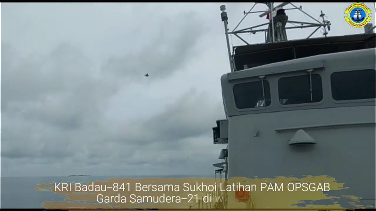 Dua Pesawat Tempur Terbang Rendah Di Atas Kapal Perang TNI AL KRI Badau-841 Di ALKI II.mp4_000...jpg