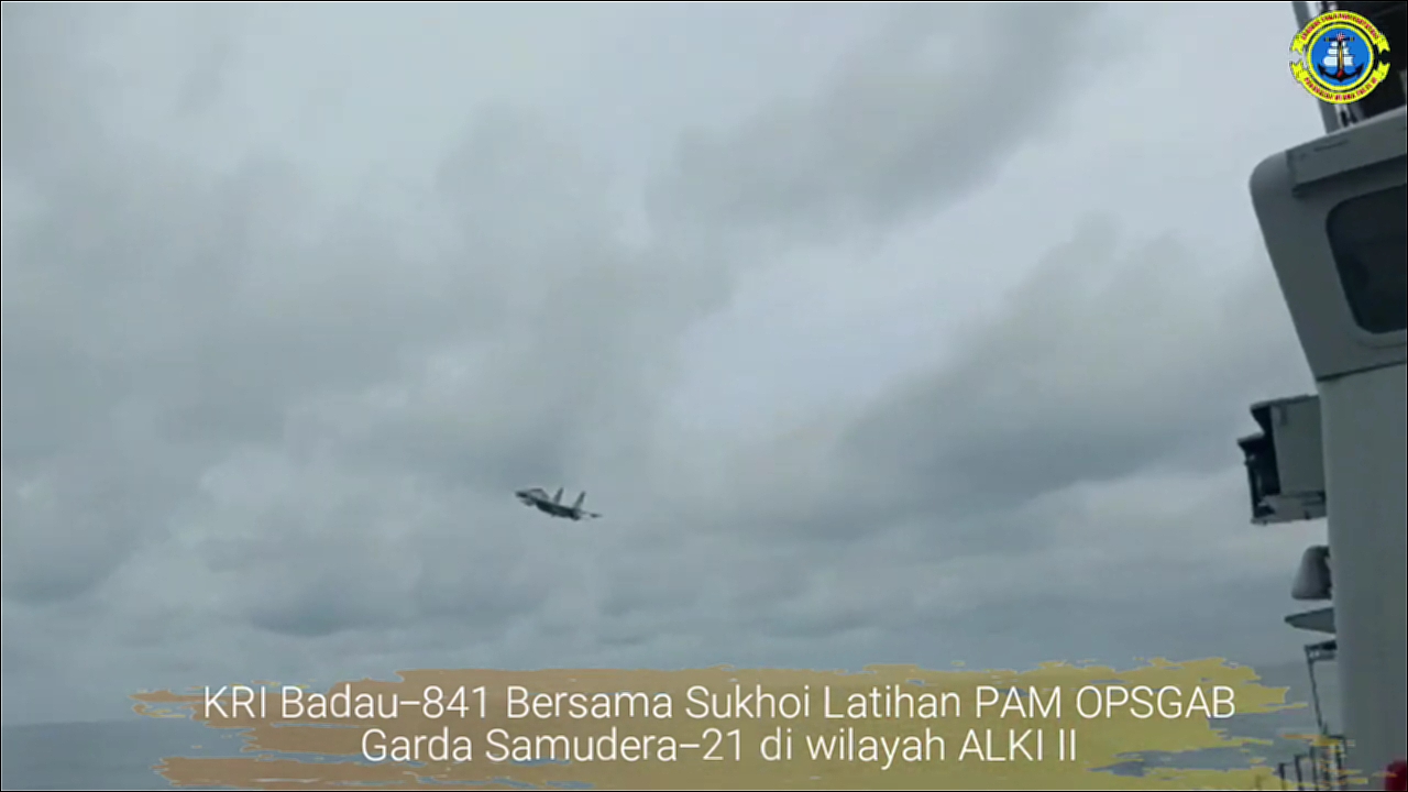 Dua Pesawat Tempur Terbang Rendah Di Atas Kapal Perang TNI AL KRI Badau-841 Di ALKI II.mp4_000...jpg