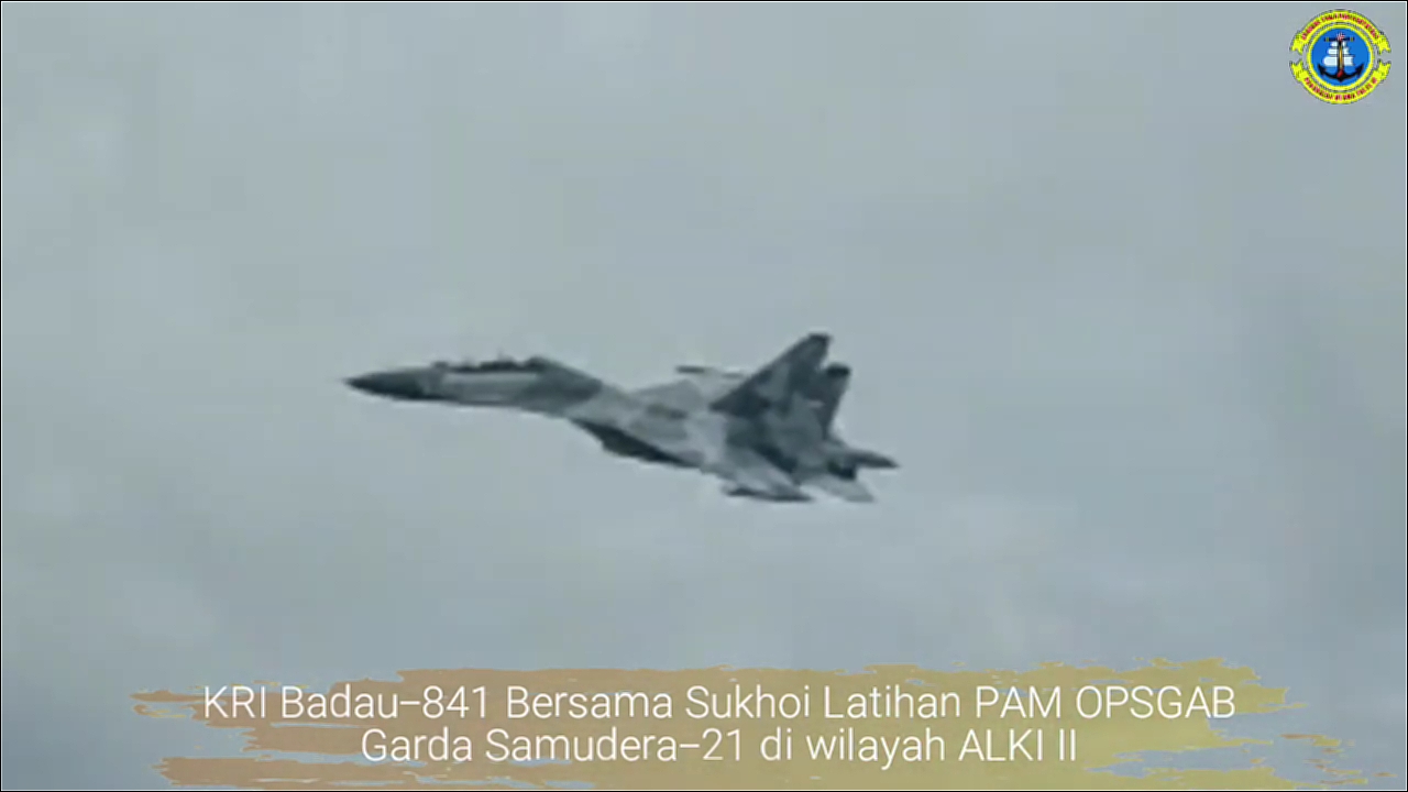 Dua Pesawat Tempur Terbang Rendah Di Atas Kapal Perang TNI AL KRI Badau-841 Di ALKI II.mp4_000...jpg