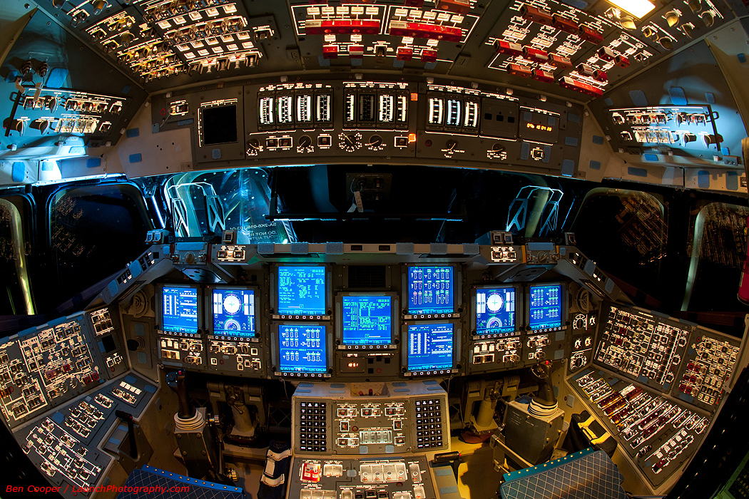 Endeavour_flight_deck_2 (1).jpg