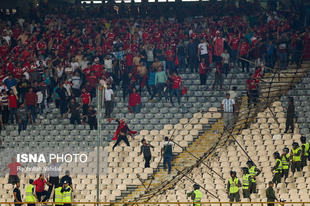 Esteghlal-Tractorsazi-football-match-1.jpg