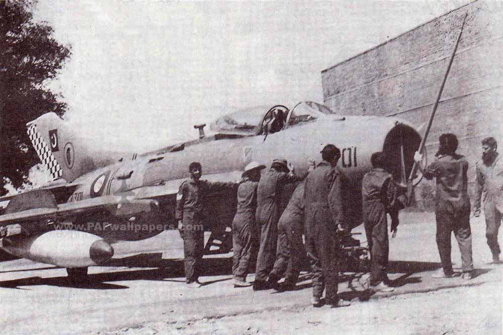 F-6_15Sqn_Crew.jpg