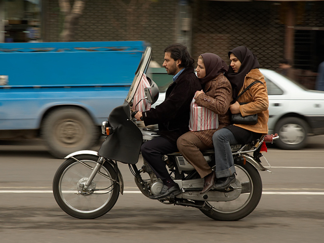 Family-motorcyle-Tehran-photo-by-kamshots-640x480.jpg