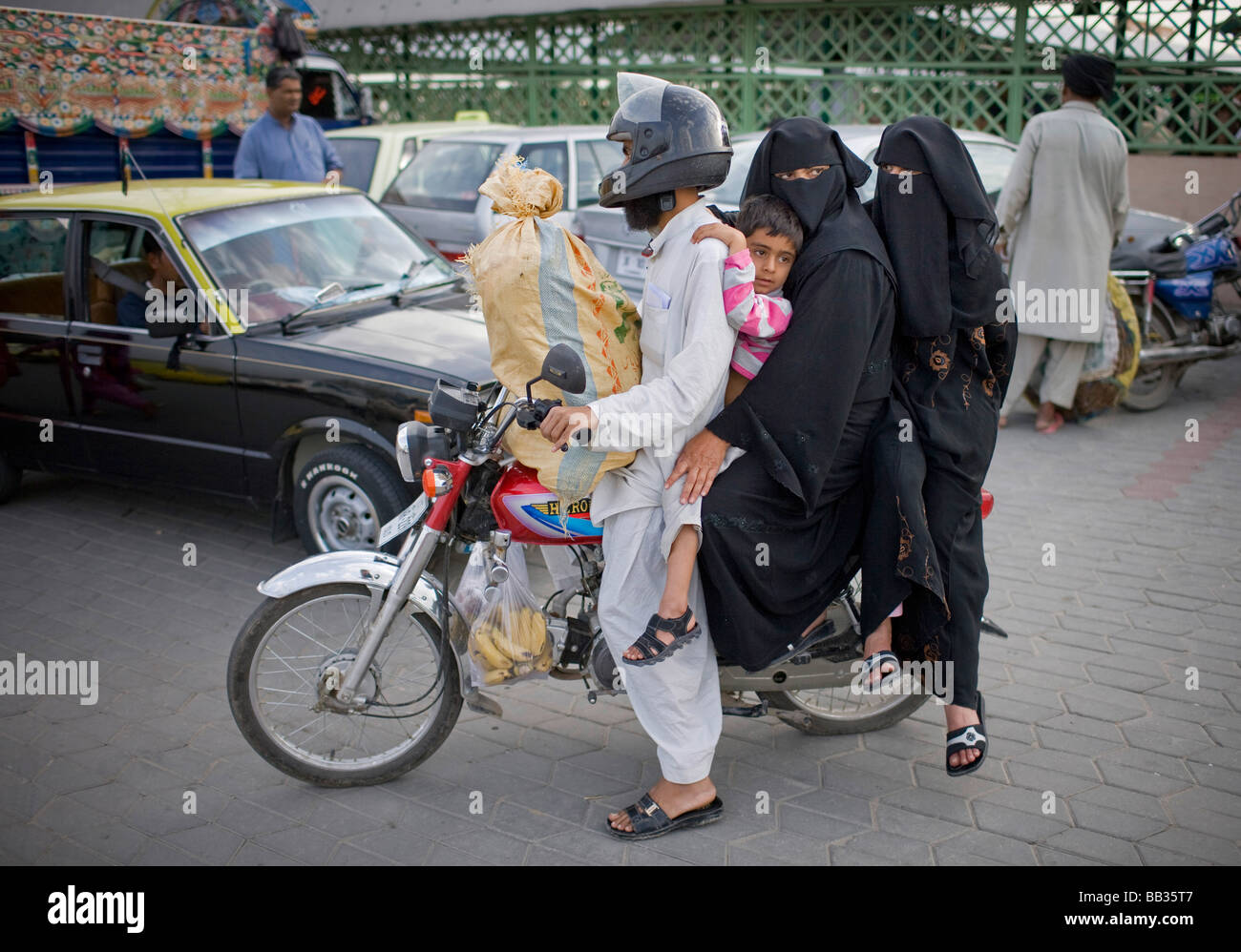 family-on-a-motorbike-islamabad-pakistan-BB35T7.jpg