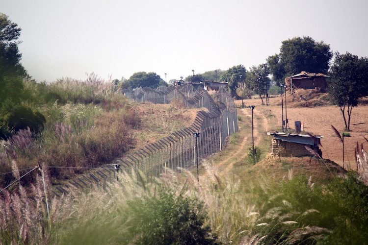 Fence_PAKISTAN-BORDER-IMG_82551.jpg