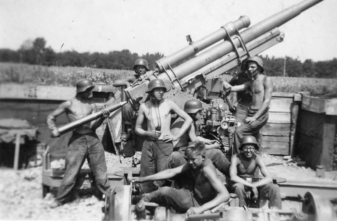 Flak_88_and_gun_crew.jpg