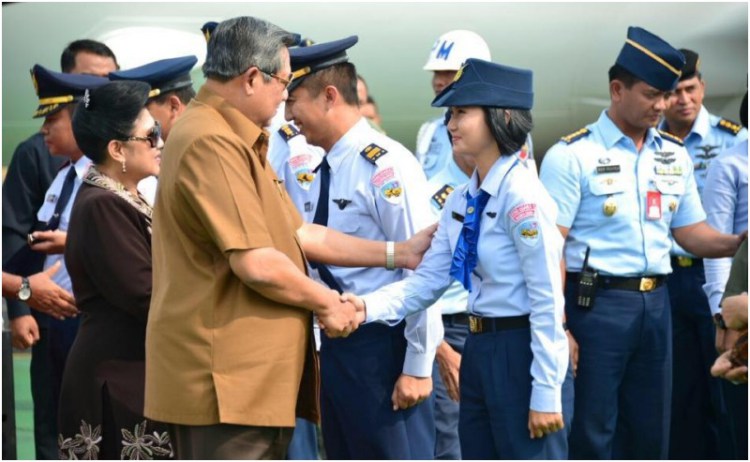 foto-theresia-mariana-susanti-dengan-presiden-sby.jpg