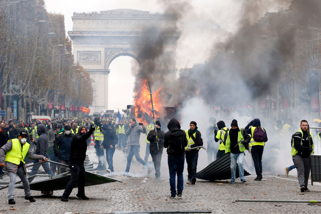 france-tear-gas-rising-fuel-tax..11.jpg