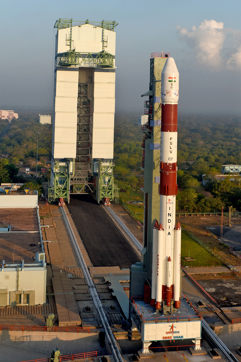 fullyintegratedpslv-c37seenwithmobileservicetower.jpg