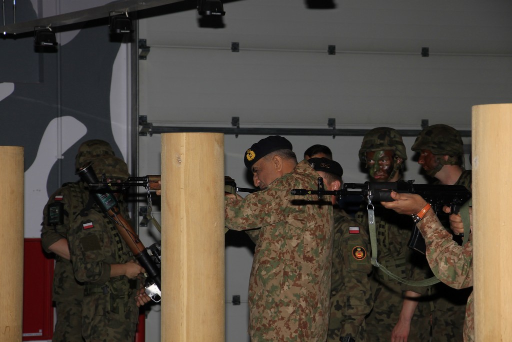 Gen bajwa visiting Poland (06-20-2018) 8055.jpg