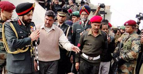 gen-bikram-singh-talks-with-family-members-of-hemraj_1.jpg