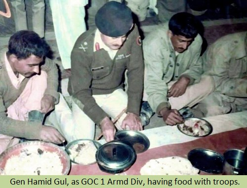 Gen-Hamid-Gul-as-GOC-1-Armd-Div-having-food-with-troops.jpg