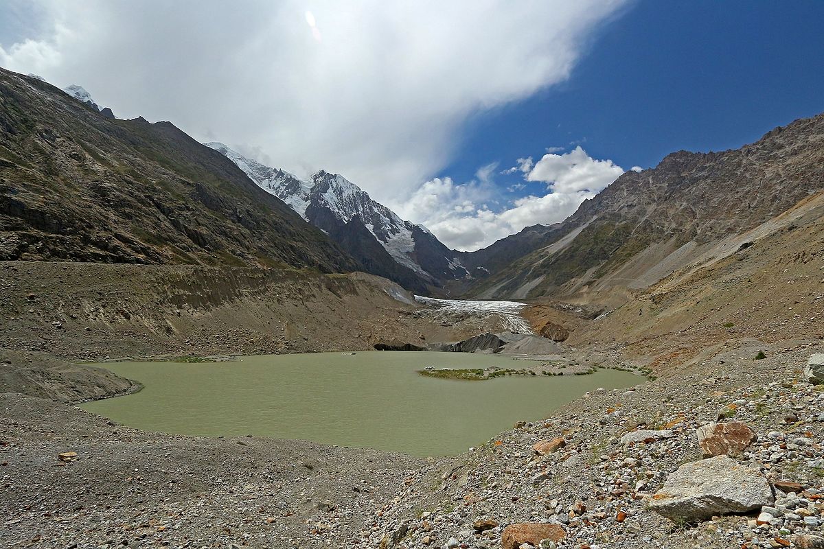 Ghamu_Bar_Lake,_Darkut.jpg