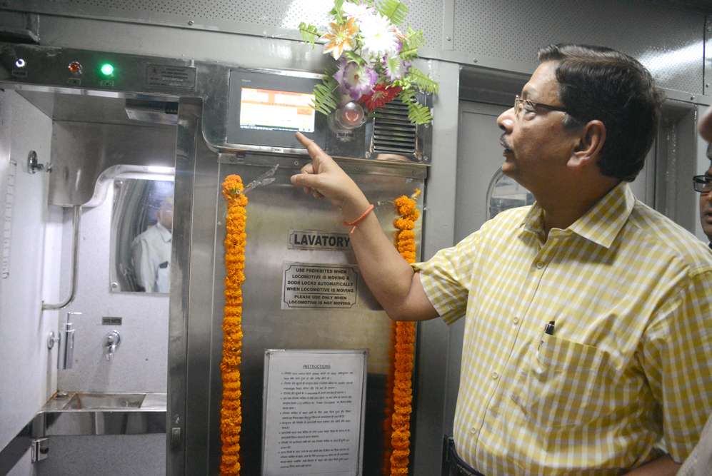 GM CLW inaugurating the toilet facility in LOCO in CLW on 1-6-17.jpg