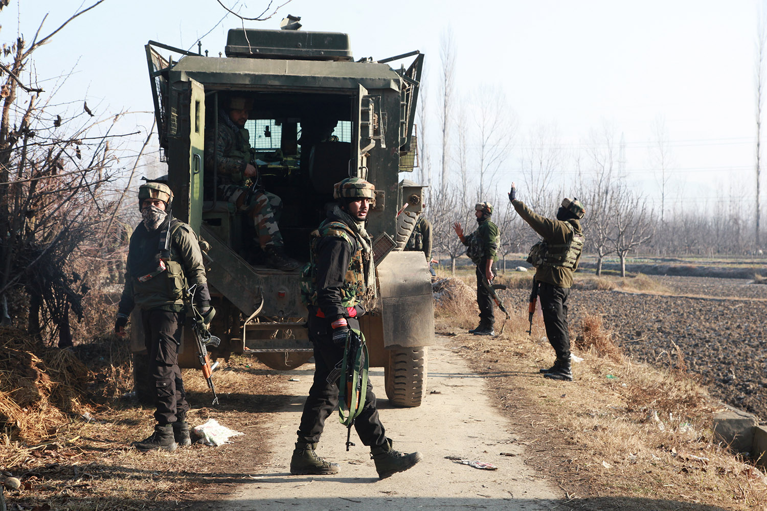 Government-forces-near-the-encounter-site.jpg