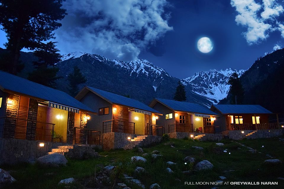 Grey-wall-Cottage-Night-View-960x640.jpg