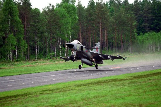 Gripen_taking_off_from_road_runway.jpg