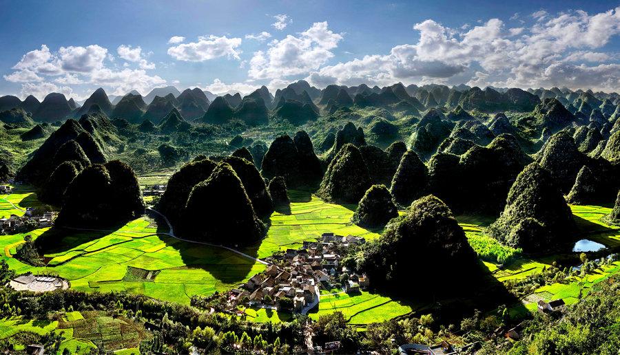 Guizhou-tourism_(1)_karst-peaks,sweeping-gorges.jpg