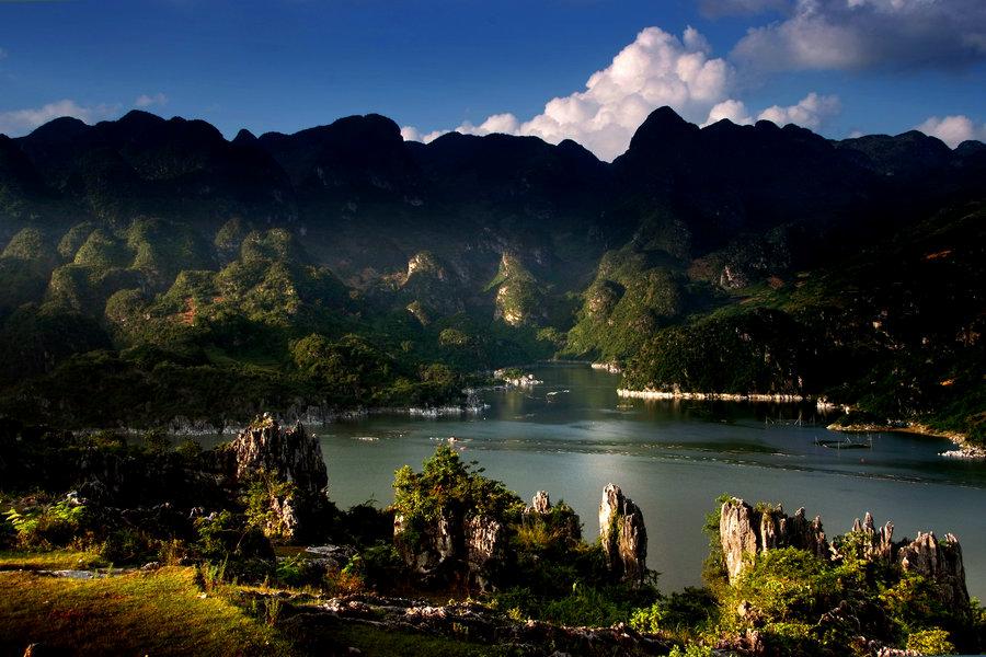 Guizhou-tourism_(2)_karst-peaks,sweeping-gorges.jpg