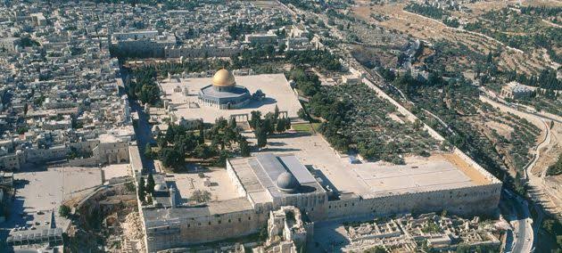 Gumbaz e Saqra and Masjid Al Aqsa.jpg