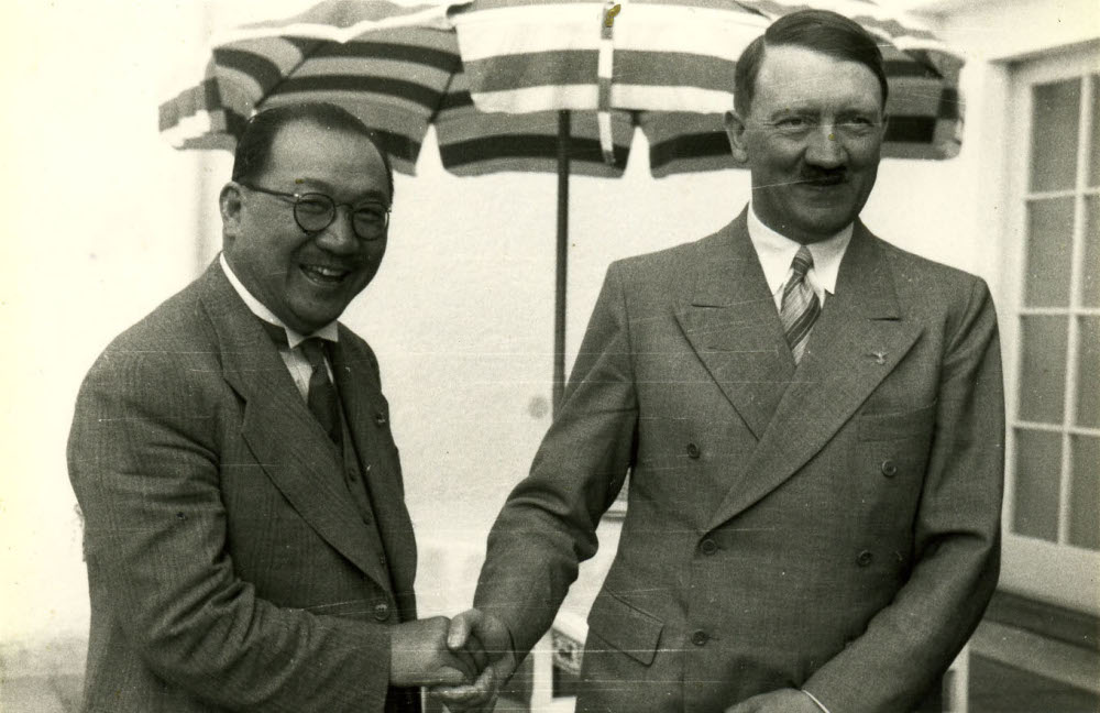 Hitler With Chinese Official.jpg