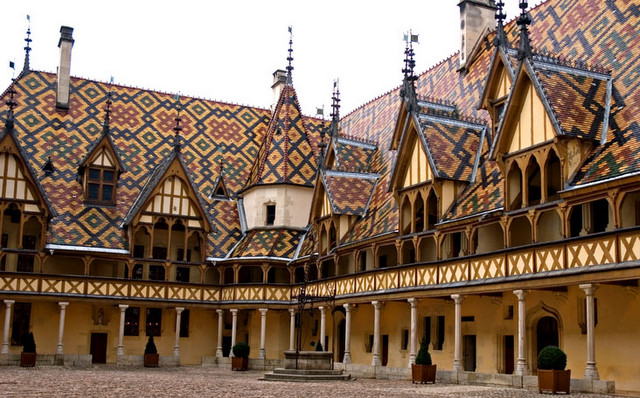 hospice_de_beaune_in_french_white_wine_country.jpg